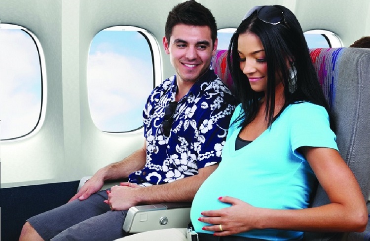 Thai phụ nên đi máy bay trong 3 tháng giữa thai kì